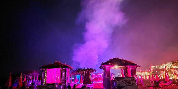 Konyaaltı Sahili'ndeki işletmeler sahili işgal etti