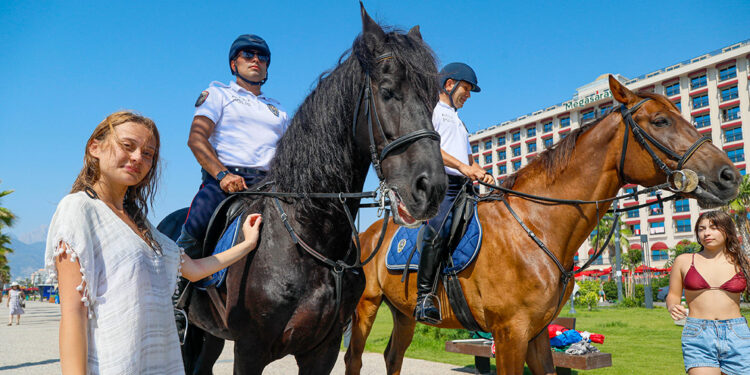 Konyaaltı sahilinin güvenliği Börü ve Winner’e emanet