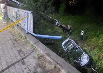 Köprü üzerindeki otomobil dere yatağına yuvarlandı: 5 yaralı