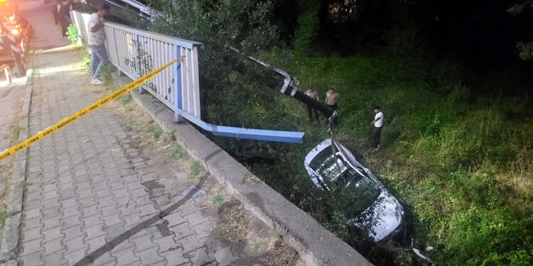 Köprü üzerindeki otomobil dere yatağına yuvarlandı: 5 yaralı
