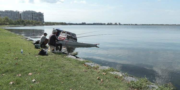Küçükçekmece Gölü'nde uyarıya rağmen balık tuttular