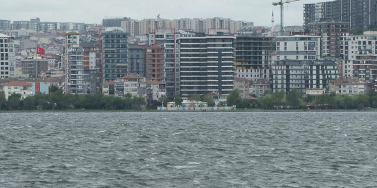 Küçükçekmece gölü için kritik uyarı; girilmemeli