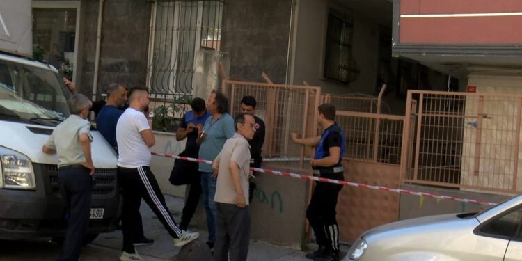 Küçükçekmece'de 7 katlı bina tahliye edildi 