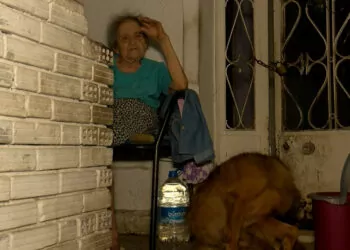 Küçükçekmece'de 95 yaşındaki kadın sokakta kaldı