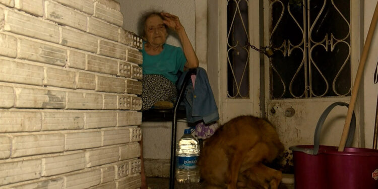 Küçükçekmece'de 95 yaşındaki kadın sokakta kaldı