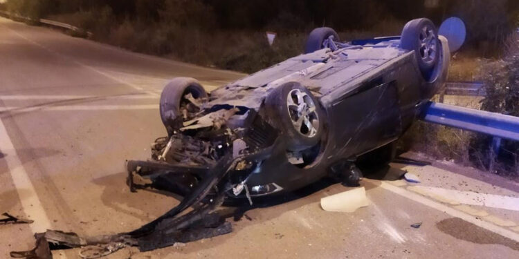 Kum birikintisine çarpan otomobil takla attı: 5 yaralı