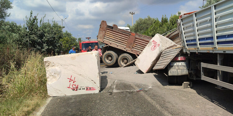 Kum yüklü kamyon ile TIR çarpıştı