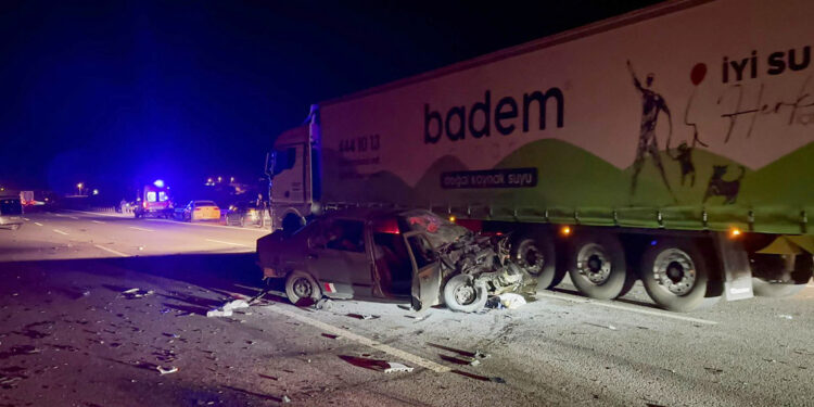 Lastik değişimi sırasında zincirleme kaza: 2 ölü, 9 yaralı