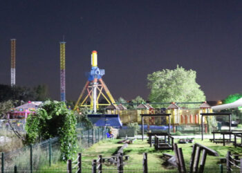 Lunaparkta ağaç dallarına çarpan salıncaktaki 6 kişi yaralandı