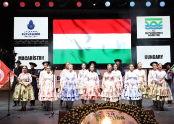 Macar dansçılar İzmir Marşı’nı Türkçe okudu