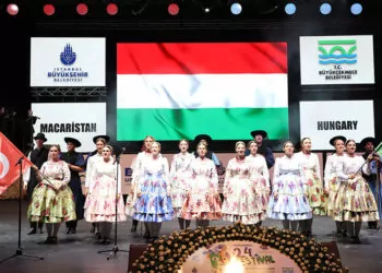 Macar dansçılar i̇zmir marşı’nı türkçe okudu