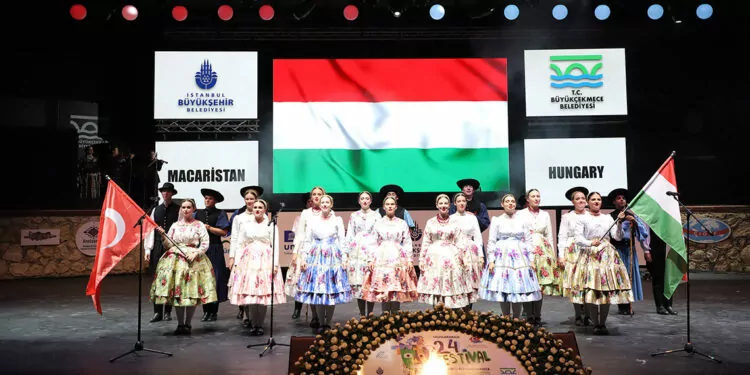 Macar dansçılar i̇zmir marşı’nı türkçe okudu