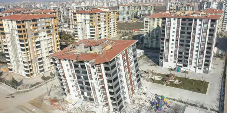 Malatya'da ağır hasarlı binalar, patlatılarak yıkılacak