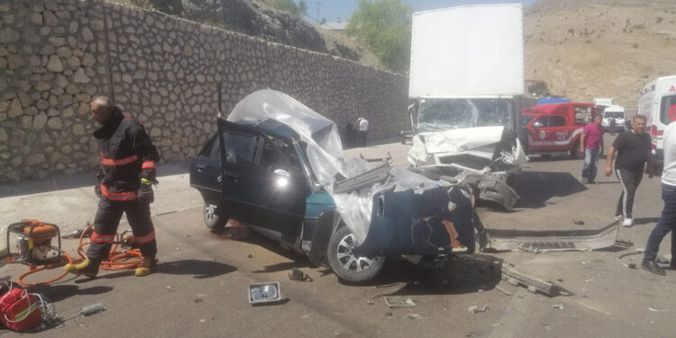 Malatya'da kamyonet ile otomobil çarpıştı: 2 ölü