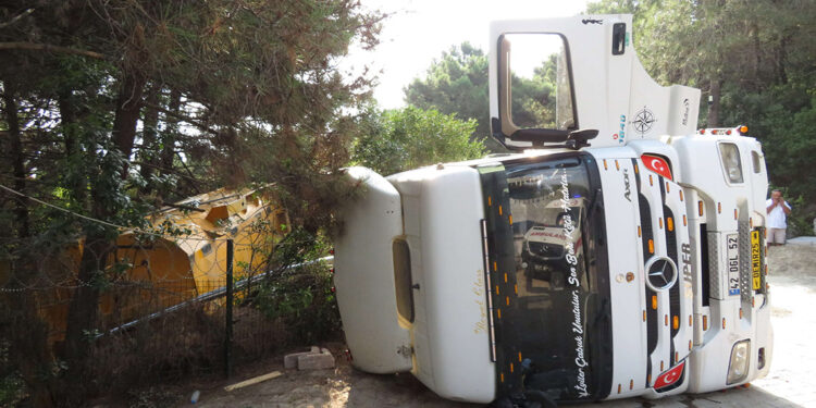 Maltepe'de hafriyat kamyonu devrildi: 2 işçi yaralandı