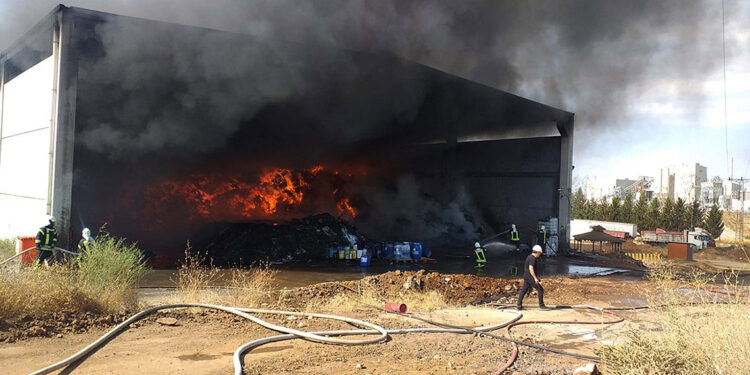 Manisa'da geri dönüşüm tesisinde yangın