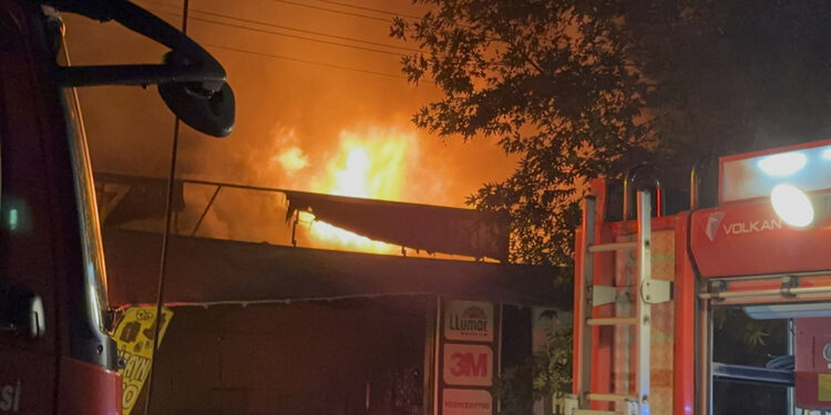 Manisa’da sanayi sitesinde çıkan yangın korkuttu