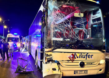 Manisa'da yolcu otobüsü ile TIR çarpıştı: 3 yaralı