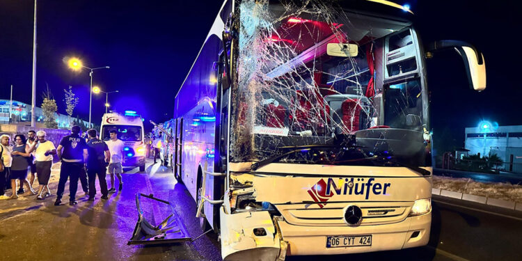 Manisa'da yolcu otobüsü ile TIR çarpıştı: 3 yaralı