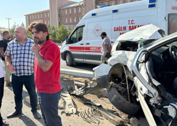 Mardin'de ciple kamyonet çarpıştı; 5 yaralı