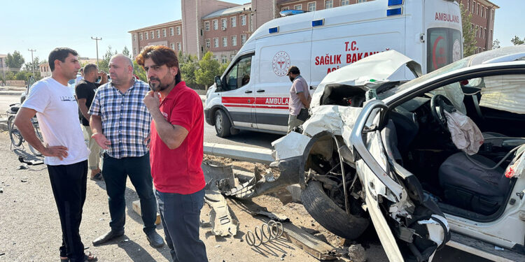 Mardin'de ciple kamyonet çarpıştı; 5 yaralı