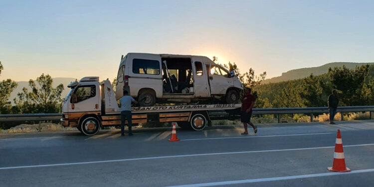 Mersin'de işçi servisi şarampole devrildi: 1 ölü, 14 yaralı