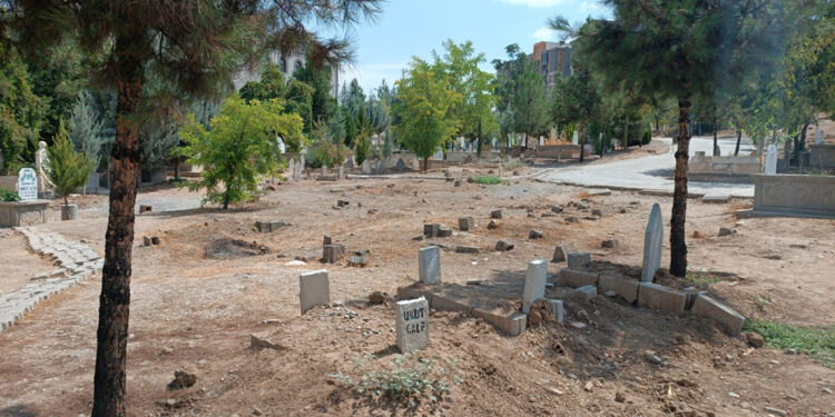 Mezarlıkta poşete sarılı bebek cesedi bulundu