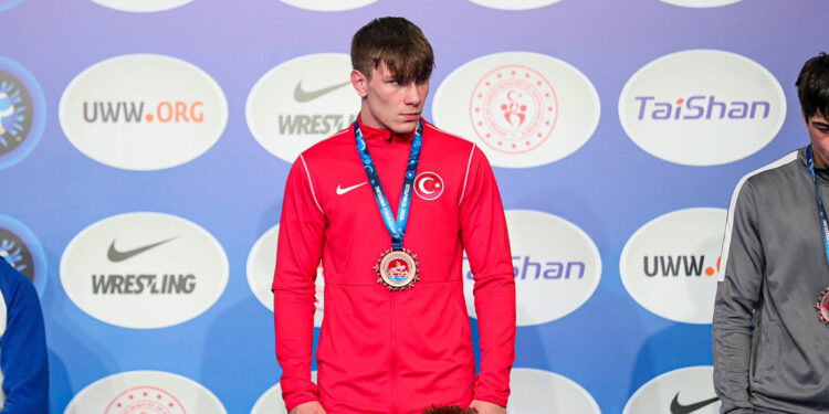 Milli güreşçi Alkan Akar'dan bronz madalya 