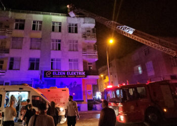 Mobilya mağazasındaki yangında 20 kişi dumandan etkilendi