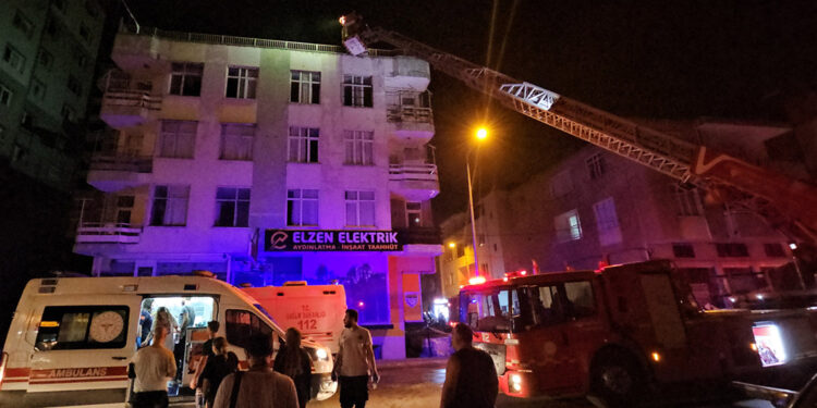 Mobilya mağazasındaki yangında 20 kişi dumandan etkilendi