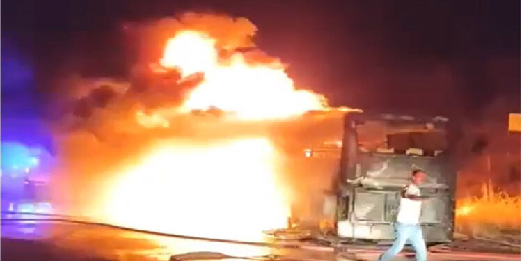 Motoru tutuşan yolcu otobüsü alev topuna döndü