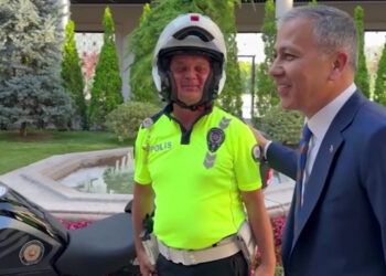 Motosikletli gence öğüt veren polise yeni motosiklet