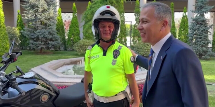 Motosikletli gence öğüt veren polise yeni motosiklet