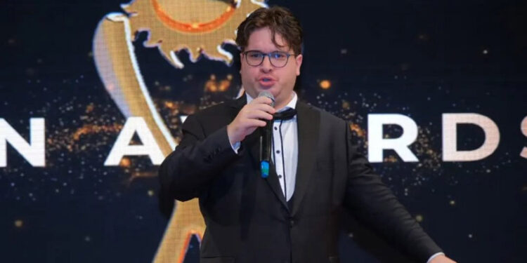 Müziğin dokunuşuyla yükselen ses: Tenor Sedat Can Öztoprak