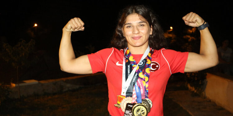 Nesrin Baş, gizlice başladığı güreşte Avrupa şampiyonu oldu