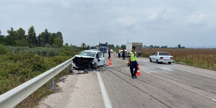 Osmaniye'de iki otomobil çarpıştı: 1 ölü, 5 yaralı