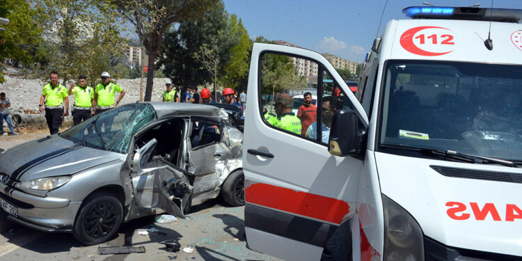 Otomobil durakta yolcu alan minibüse çarptı: 7 yaralı