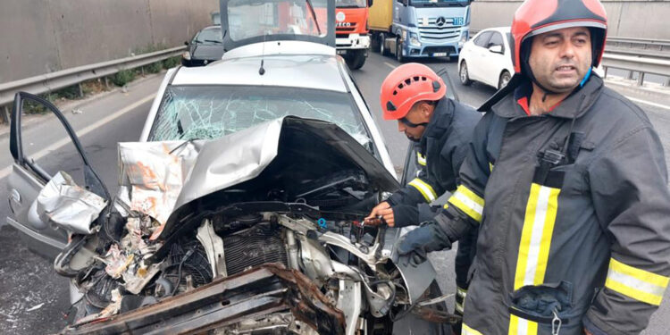 Otomobil iş makinesine çarptı; sürücü ağır yaralı