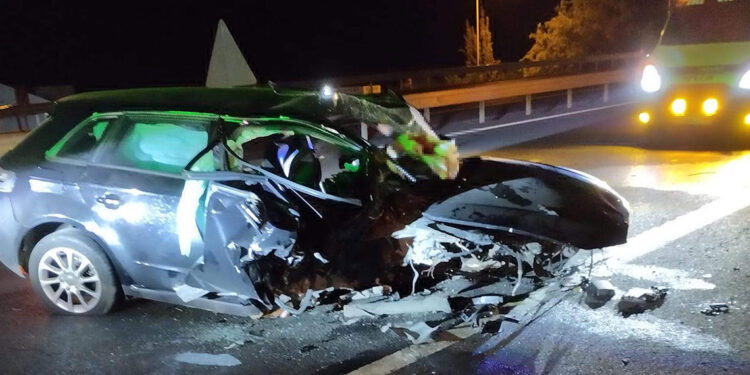 Otomobil üst geçidin ayağına çarptı; 1 ölü, 2 yaralı