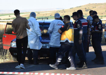 Otomobilde bulunan cesetlerin sırrı araştırılıyor
