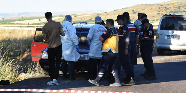 Otomobilde bulunan cesetlerin sırrı araştırılıyor