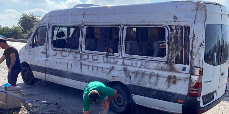 Otomobile çarpıp devrilen minibüsteki 6 kişi yaralandı