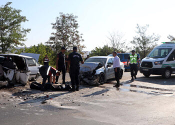 Otomobiller kafa kafaya çarpıştı; 1 ölü, 5 yaralı