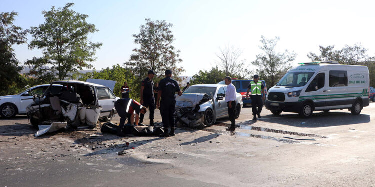 Otomobiller kafa kafaya çarpıştı; 1 ölü, 5 yaralı