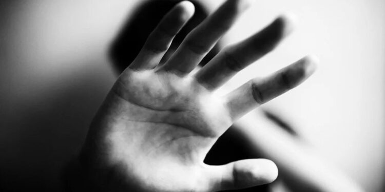 Öz kızına cinsel istismardan tutuklandı