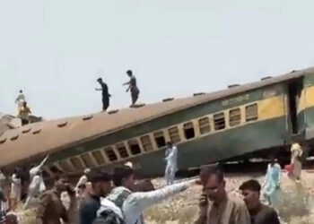 Pakistan'da tren raydan çıktı: 15 ölü