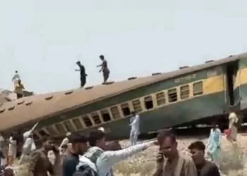 Pakistan'da tren raydan çıktı: 15 ölü