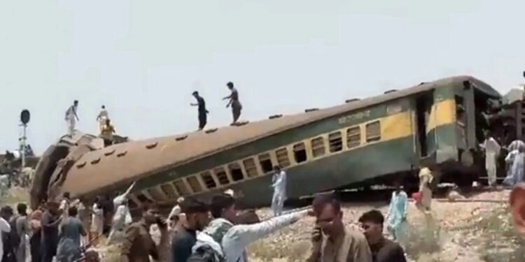 Pakistan'da tren raydan çıktı: 15 ölü