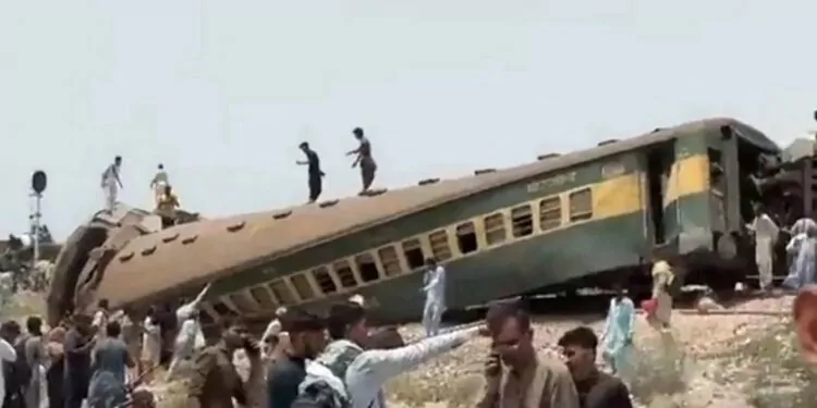 Pakistan'da tren raydan çıktı: 15 ölü