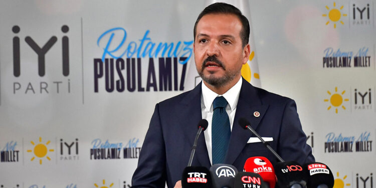 Partiler kendi kimlikleriyle hizmet edemez oldu